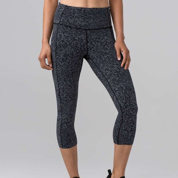 Lululemon Fast & Free Crop II Nulux 19" in Soundwave Alpine White Black size 4 - Picture 1 of 9